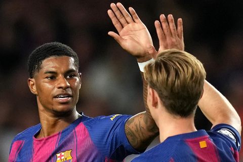 Marcus Rashford (l.) und Frenkie de Jong vom FC Barcelona