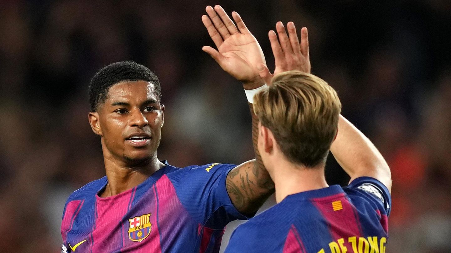 Marcus Rashford (l.) und Frenkie de Jong vom FC Barcelona