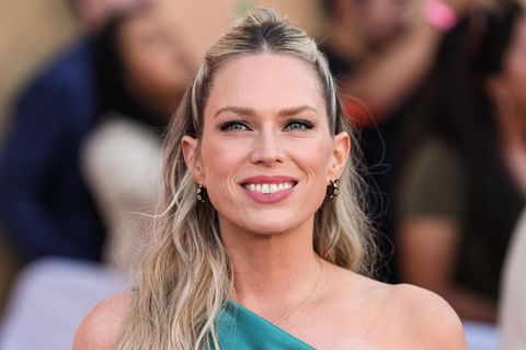 Autorin Erin Foster schrieb die Netflix-Serie "Nobody wants this" basierend auf ihren eigenen Erfahrungen als konvertierte Jüdin