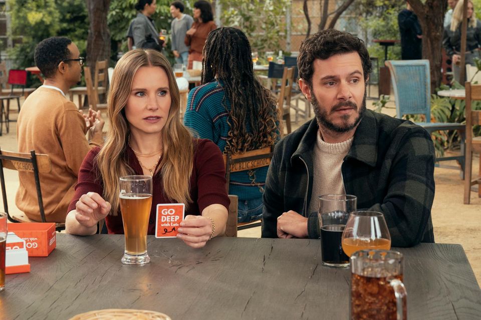 "Nobody wants this"-Autorin: Kristen Bell als Podcasterin Joanne und Adam Brody als Rabbi Noah in der zweiten Staffel von "Nobody wants this" Kristen Bell als Podcasterin Joanne und Adam Brody als Rabbi Noah in der zweiten Staffel von "Nobody wants this"