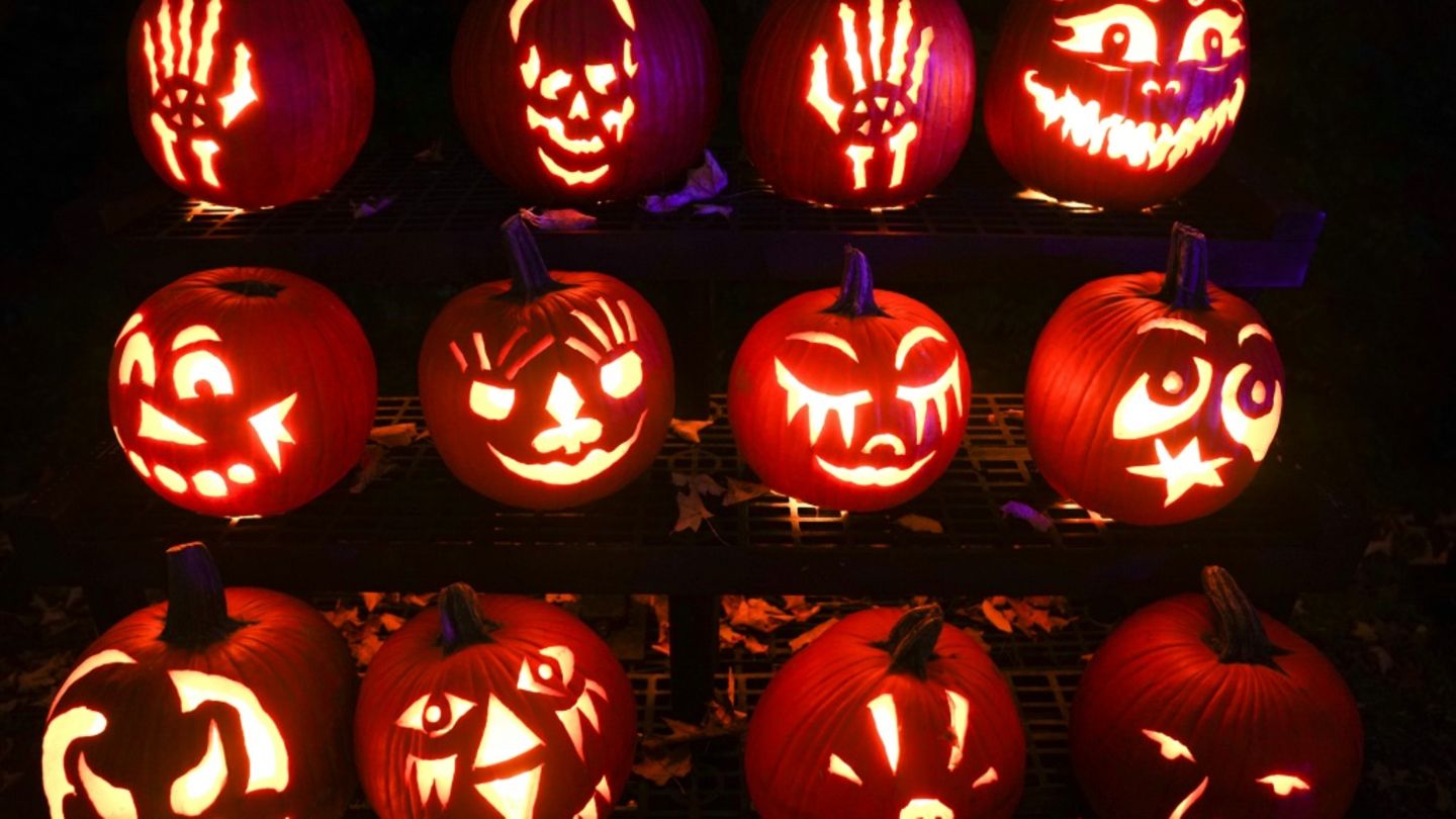 Geschnitzte Kürbisse für Halloween