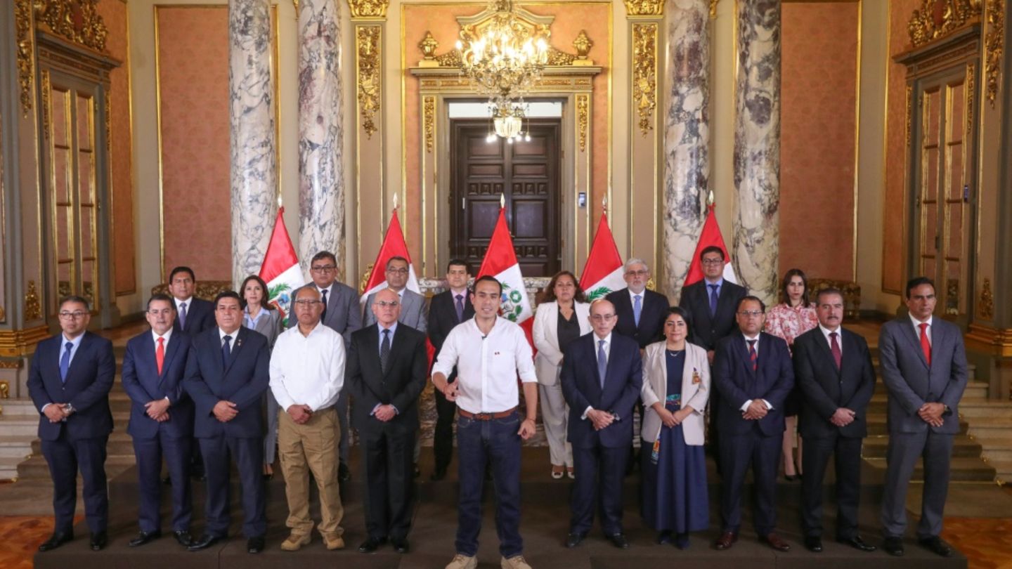 Perus Übergangspräsident José Jerí (M)