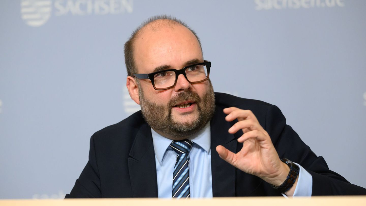 Sachsens Finanzminister Christian Piwarz (CDU) will die Geldwäsche stärker bekämpfen (Archivbild). Foto: Robert Michael/dpa