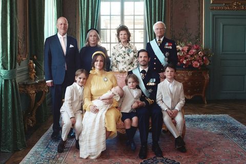 Das Familienbild postete der Palast kurz nach der Taufe.