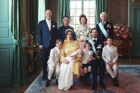 Das Familienbild postete der Palast kurz nach der Taufe.