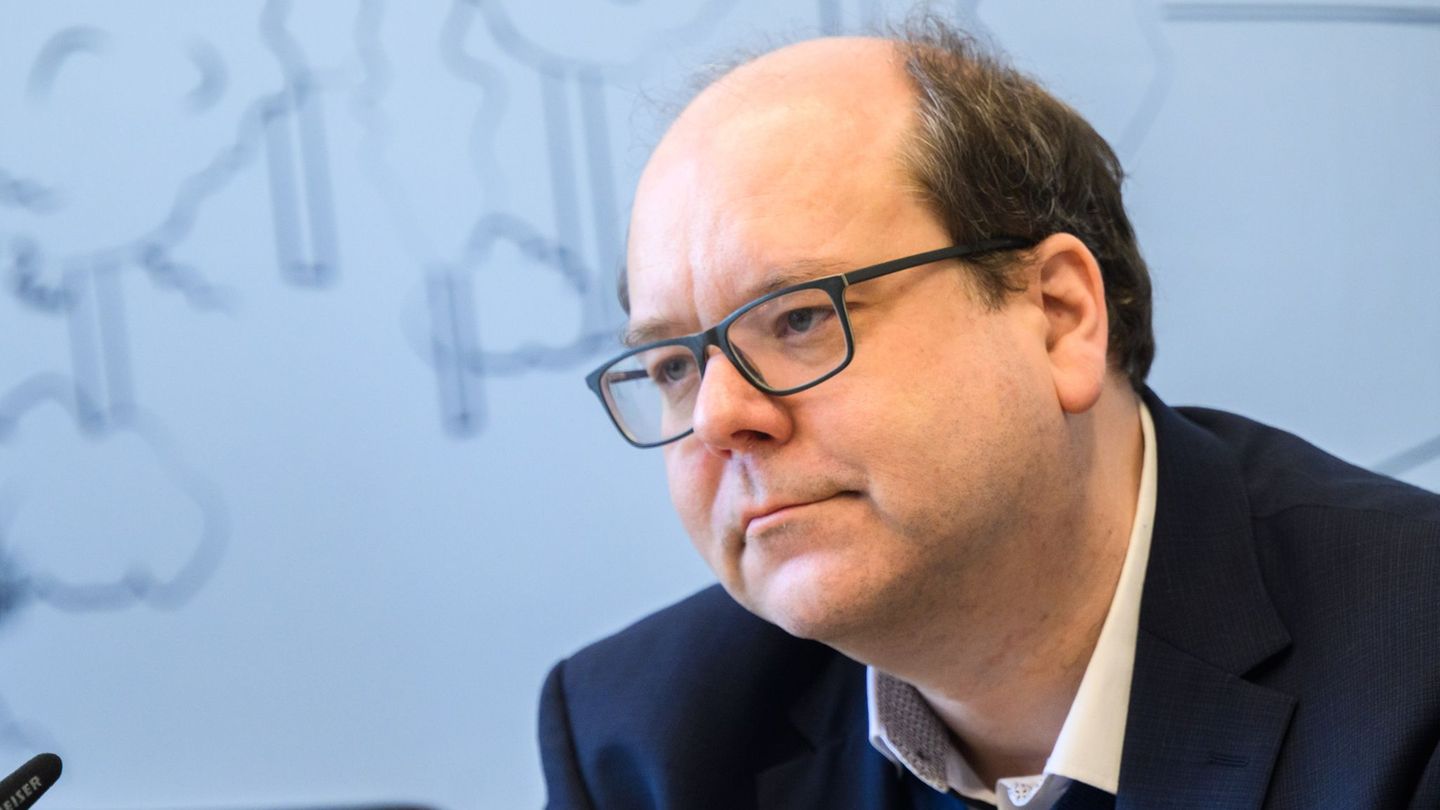 Minister Meyer meint: Auf Verpackungen soll auch deutlicher darauf hingewiesen werden, dass Feuchttücher nicht in die Toilette g