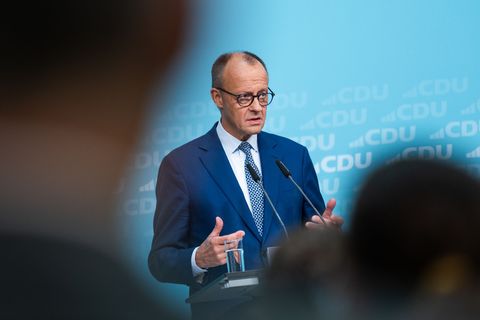 Bundeskanzler Friedrich Merz (CDU) gerät wegen seiner Äußerungen über das "Stadtbild" und die Migration immer stärker unter Besc