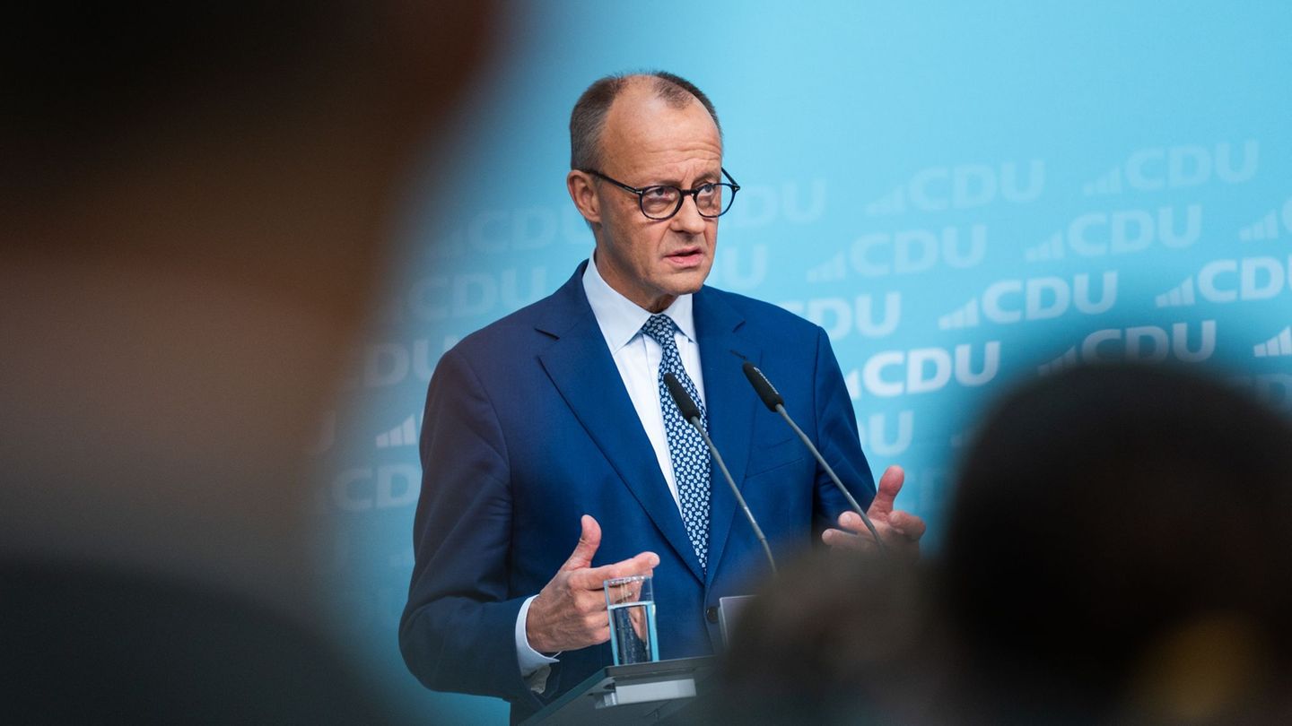 Bundeskanzler Friedrich Merz (CDU) gerät wegen seiner Äußerungen über das "Stadtbild" und die Migration immer stärker unter Besc
