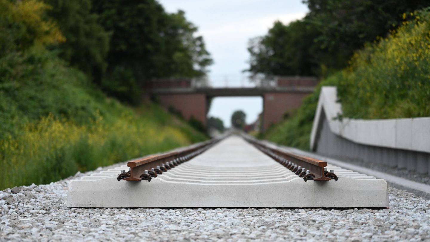 Erste Züge werden auf der sogenannten Wunderline voraussichtlich erst im Sommer 2026 fahren. (Archivbild) Foto: Lars Penning/dpa
