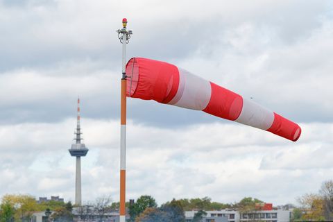 Orkanartige Böen mit bis zu 95 Kilometern pro Stunde sind teils möglich. Foto: Uwe Anspach/dpa