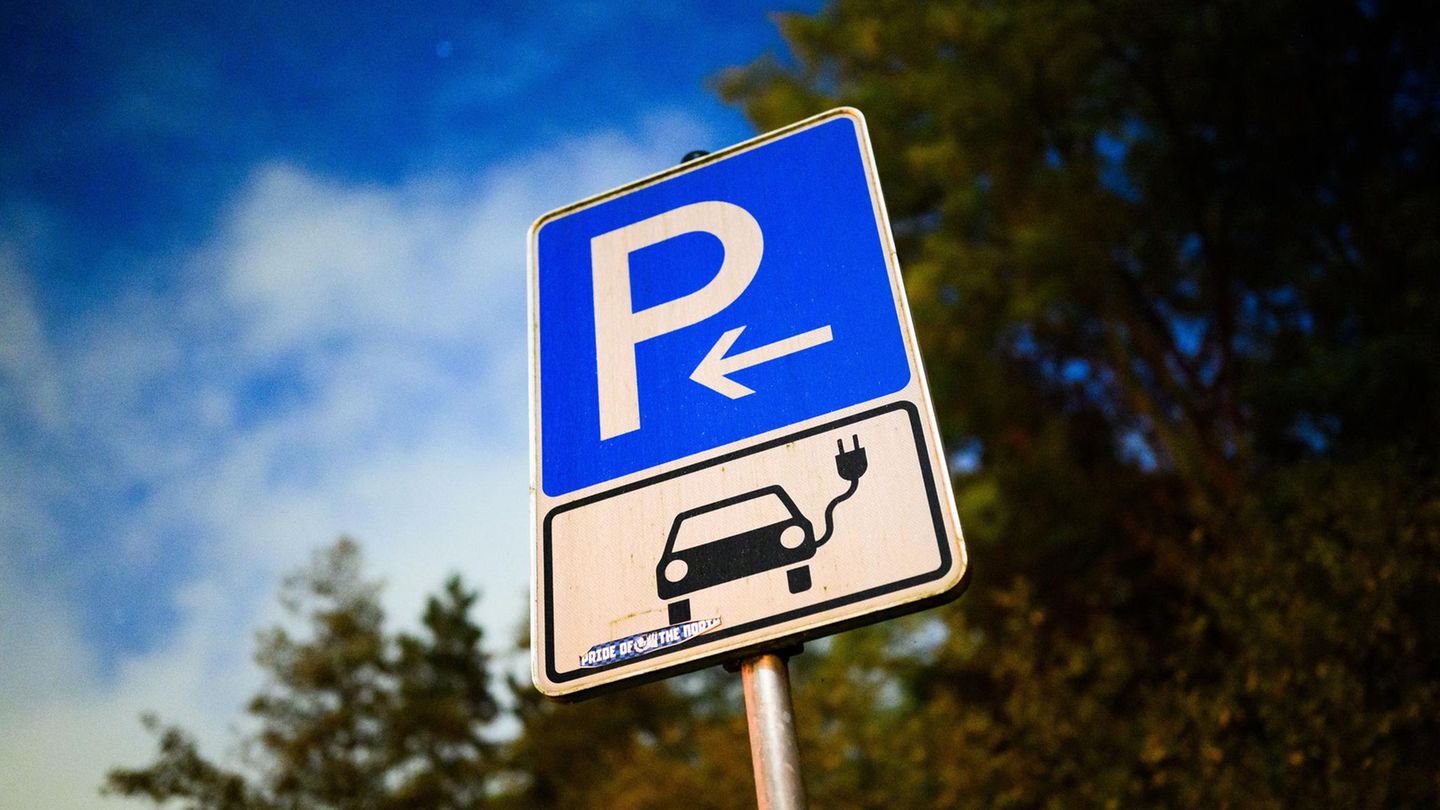 Schild zu einer E-Auto Schnellladesäule