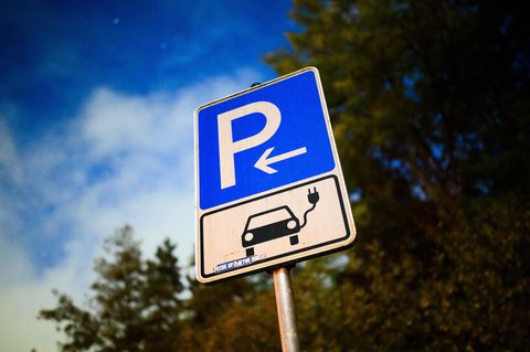 Schild zu einer E-Auto Schnellladesäule