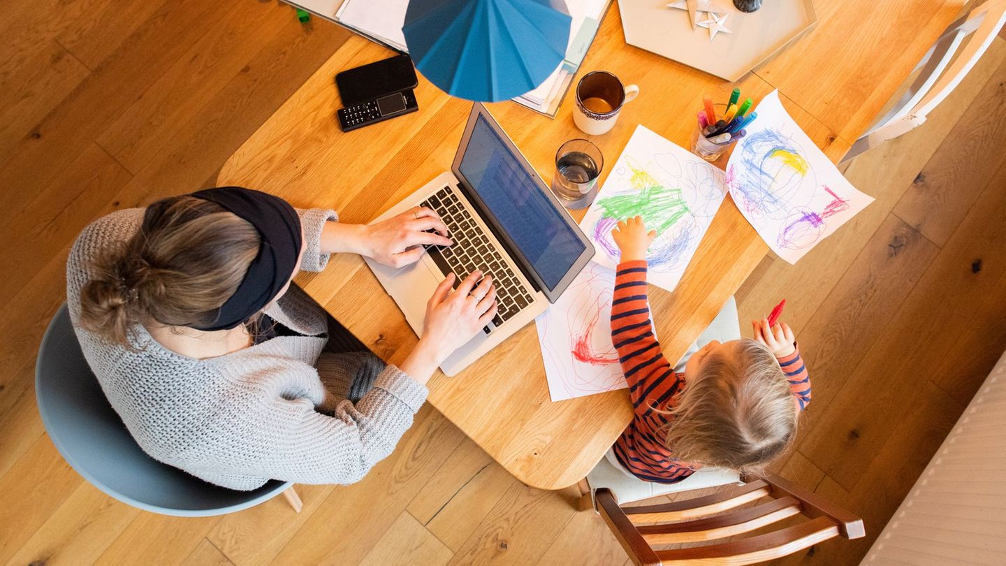 Das Arbeiten von zu Hause bleibt für viele attraktiv – etwa um Beruf und Familie besser zu verbinden. (Symbolbild) Foto: Julian