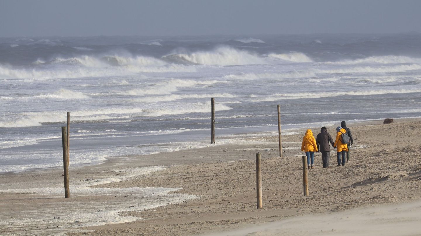 Vor allem an der Küste besteht laut dem Wetterdienst die Gefahr von orkanartigen Böen. (Archivbild) Foto: Volker Bartels/dpa