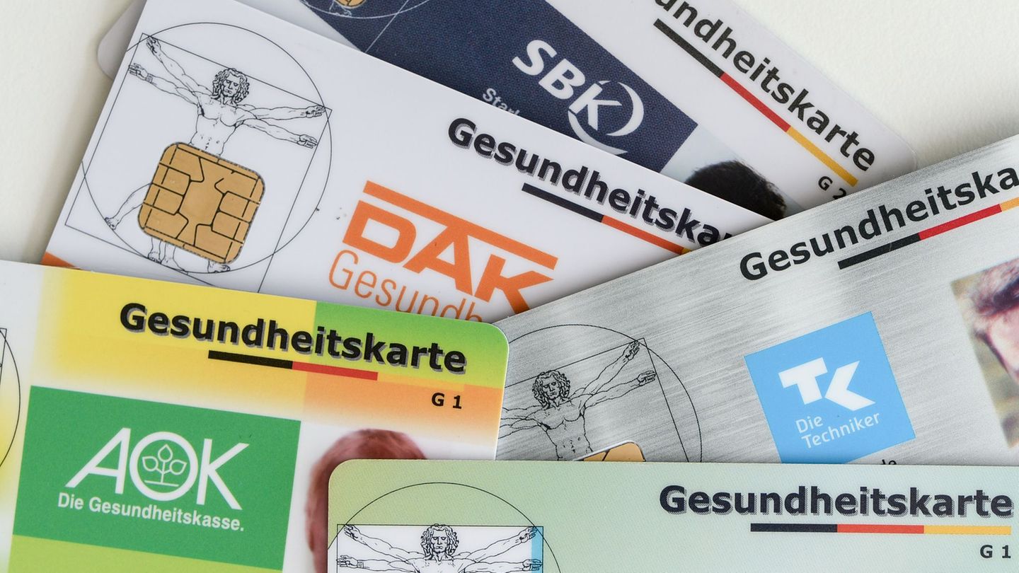 Die Ausgaben der Krankenversicherungen steigen weiter. Zusätzlich reißt Abrechnungsbetrug Löcher in deren Kassen. (Illustration)