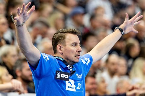 Filip Jicha hat seinen Vertrag als Trainer des THW Kiel verlängert. (Archivbild) Foto: Axel Heimken/dpa