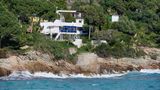 Der Name von Villa E-1027 erinnert ein wenig an die Bezeichnung eines Citroens, ist aber ein Zahlenspiel der Architektin Eileen Gray, die das Meisterwerk des Modernismus 1929 entworfen hat: klare Linien, durchdachtes Design, fließende Übergänge. Architekt und Bildhauer Le Corbusier ließ sich hier inspirieren, und nach aufwendiger Restaurierung ist das Haus heute wieder begehbar