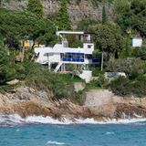 Der Name von Villa E-1027 erinnert ein wenig an die Bezeichnung eines Citroens, ist aber ein Zahlenspiel der Architektin Eileen Gray, die das Meisterwerk des Modernismus 1929 entworfen hat: klare Linien, durchdachtes Design, fließende Übergänge. Architekt und Bildhauer Le Corbusier ließ sich hier inspirieren, und nach aufwendiger Restaurierung ist das Haus heute wieder begehbar