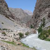 Zugegeben, Tadschikistan ist nicht mehr ganz Europa. Dafür aber sind die Wander- und Wildcampingrouten bislang kaum entdeckt. In den Fann-Bergen wartet eine Kulisse aus glitzernden Seen und Gipfeln und Hirten bieten Essen oder Esel an. Wild, abgelegen und unverfälscht