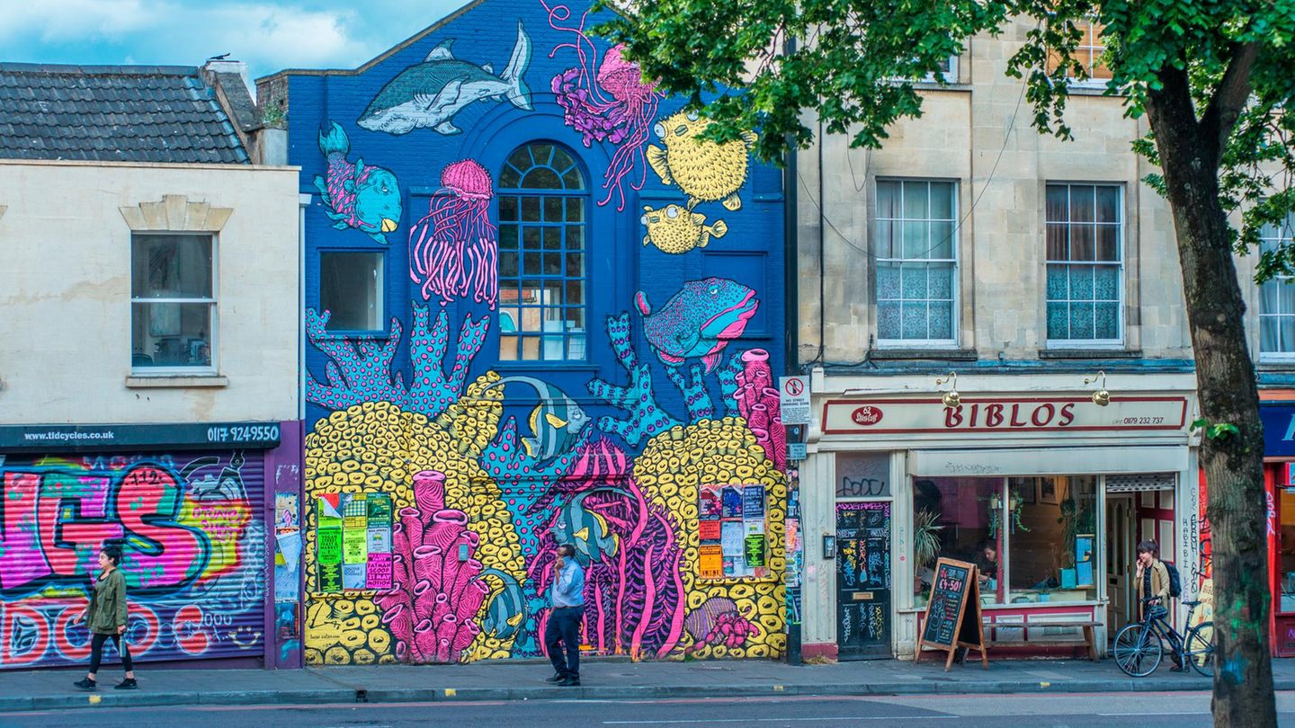Banksy, wer sonst? Seit mehr als 30 Jahren prägt Streetart Bristol, angeregt von Graffiti-Kultur und dem bekanntesten Künstler der Stadt. In Stokes Croft finden sich Banksys frühe Werke wie "The Mild Mild West". Bei Festivals wie Upfest bemalen internationale Künstler ganze Straßen. Überall verwandeln sich Fassaden in Kunstwerke und machen die Stadt zur gelebten Galerie