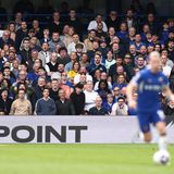Einst war die Premier League der Inbegriff des Fußballs, mittlerweile wandert der Nationalsport mehr und mehr ins Fernsehen ab. Dennoch: Das Spiel ist mehr – es ist ein Blick in Englands Leidenschaft. Und selbst, wenn der Ball nicht im Netz landet, durchfluten Leidenschaft und Hingabe die Arenen