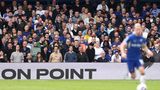 Einst war die Premier League der Inbegriff des Fußballs, mittlerweile wandert der Nationalsport mehr und mehr ins Fernsehen ab. Dennoch: Das Spiel ist mehr – es ist ein Blick in Englands Leidenschaft. Und selbst, wenn der Ball nicht im Netz landet, durchfluten Leidenschaft und Hingabe die Arenen