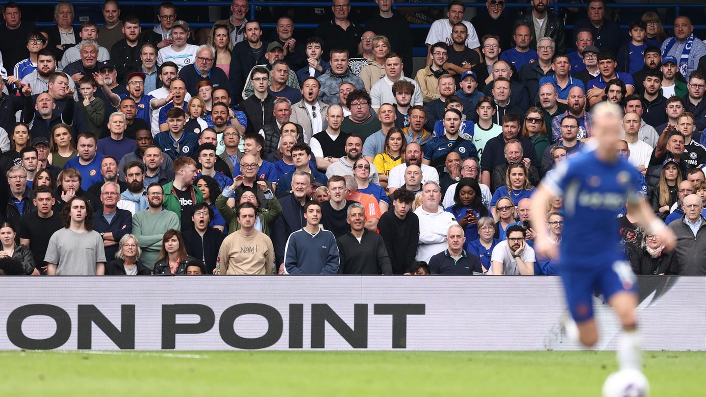 Einst war die Premier League der Inbegriff des Fußballs, mittlerweile wandert der Nationalsport mehr und mehr ins Fernsehen ab. Dennoch: Das Spiel ist mehr – es ist ein Blick in Englands Leidenschaft. Und selbst, wenn der Ball nicht im Netz landet, durchfluten Leidenschaft und Hingabe die Arenen