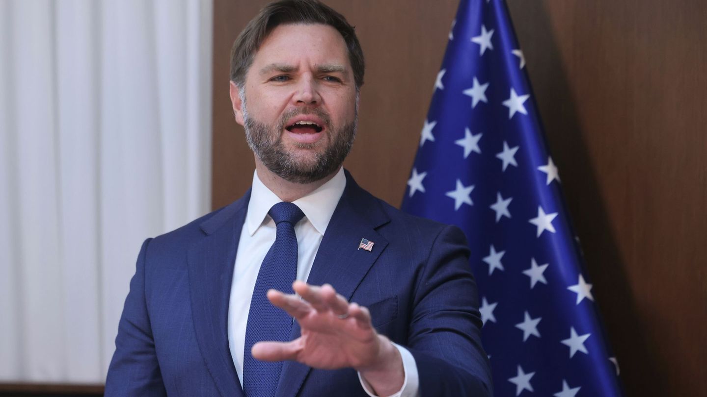 Middle East: Vance in Israel: Have the chance to achieve something historic