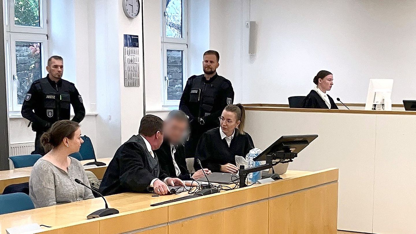 Ein angeklagter Lehrer räumt zum Prozessauftakt vor dem Landgericht Erfurt ein, Sex mit seiner Schülerin gehabt zu haben. Foto: