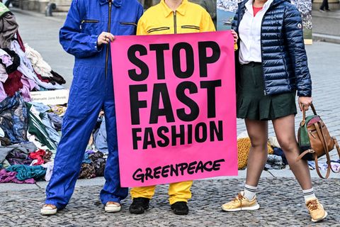 Die Umweltschützer wollen mit der Kunst-Aktion ein Zeichen gegen Müllberge aus Klamotten setzen, für die sie die Modeindustrie m