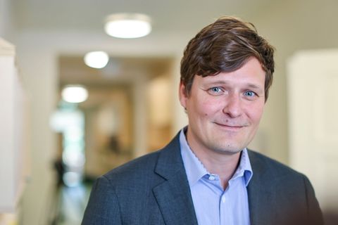 Sachsens Kultusminister Conrad Clemens (CDU) hat einen Fördermittelbescheid für das "Fabmobil" übergeben. (Archivbild) Foto: Jan