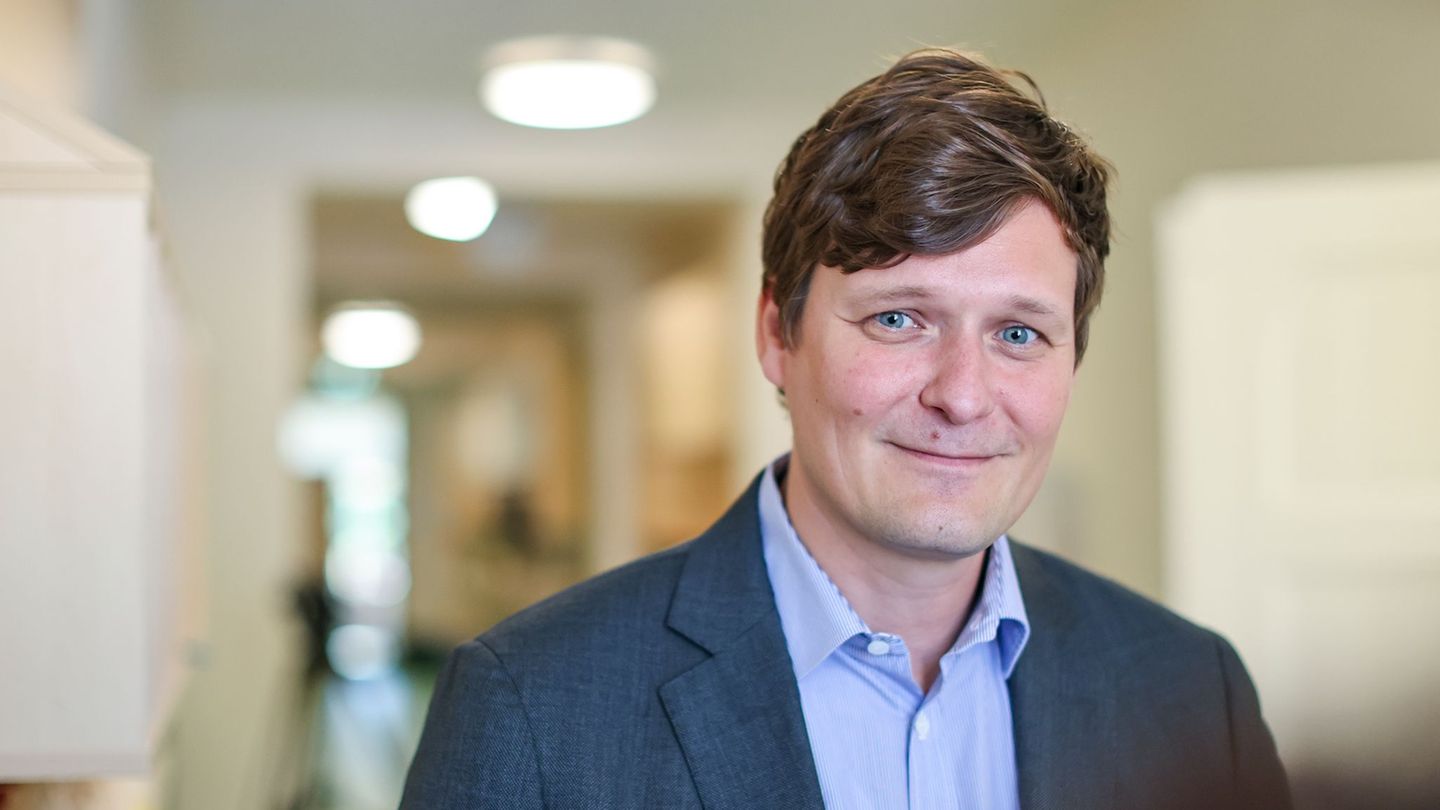 Sachsens Kultusminister Conrad Clemens (CDU) hat einen Fördermittelbescheid für das "Fabmobil" übergeben. (Archivbild) Foto: Jan