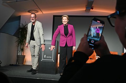 Stefan Franzke, Geschäftsführer der Wirtschaftsförderung Berlin Partner, und Wirtschaftssenatorin Franziska Giffey (SPD) eröffne