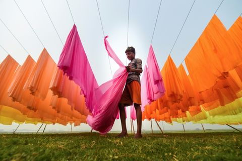 Trocknen gefärbter Textilien in Bangladesch