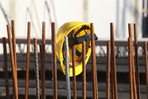 Für Baustellenkontrollen wurden die Menschen mit gefälschten Papieren ausgestattet. (Symbolbild) Foto: Bodo Schackow/dpa-Zentral