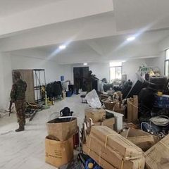 Soldaten durchsuchen ein Online-Betrugszentrum in der Gemeinde Myawaddy in Myanmar