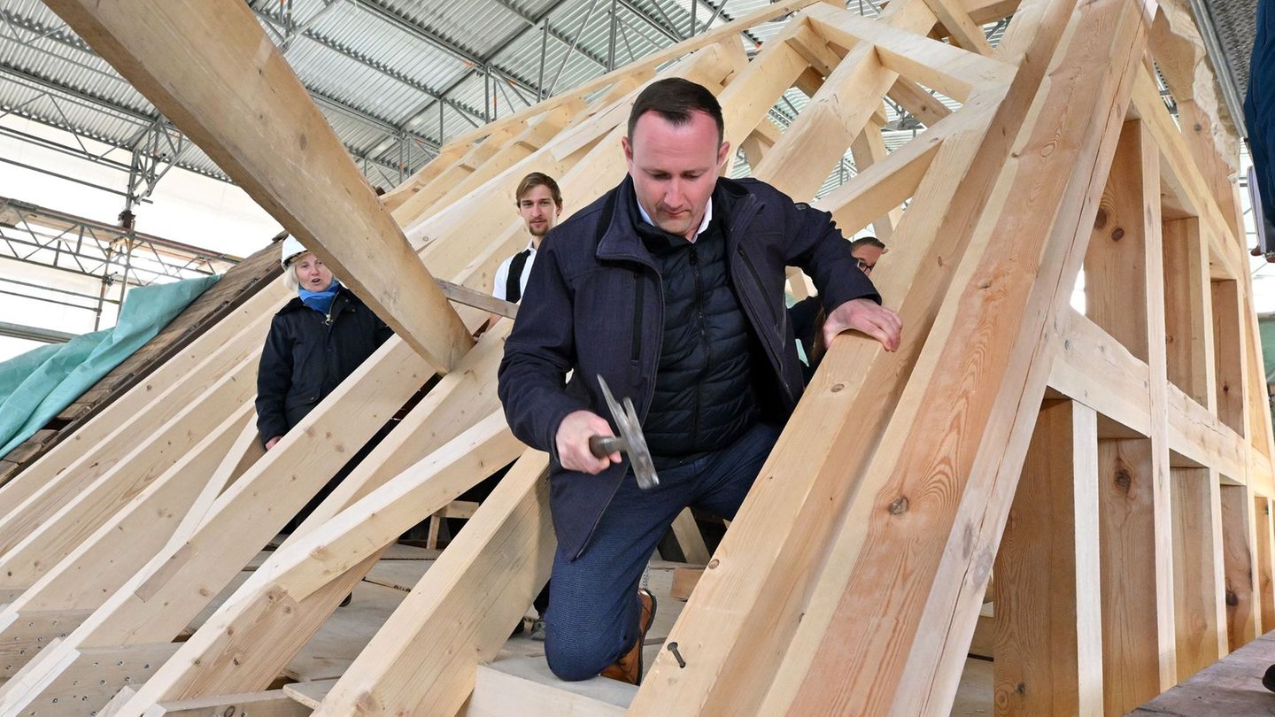 Zur Feier erster Restaurationsfortschritte wurde ein Richtfest abgehalten. Christian Herrgott (CDU) schlägt als Landrat des Saal