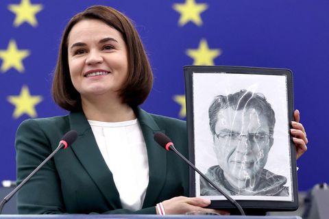 Die belarussische Oppositionsführerin Swetlana Tichanowskaja zeigt ein Bild von Andrzej Poczobut. Foto: Frederick Florin/AFP/dpa