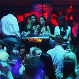 Das Nachtleben wandert weiter Richtung Osten: Belgrads Energie nach Einbruch der Dunkelheit ist unvergesslich. Frühere Industrieviertel verwandeln sich in Hotspots. Im Sommer pulsieren die Splavovi – schwimmende Nachtclubs. Selbst um drei Uhr morgens, bei strömendem Regen, ist die Party noch lange nicht vorbei