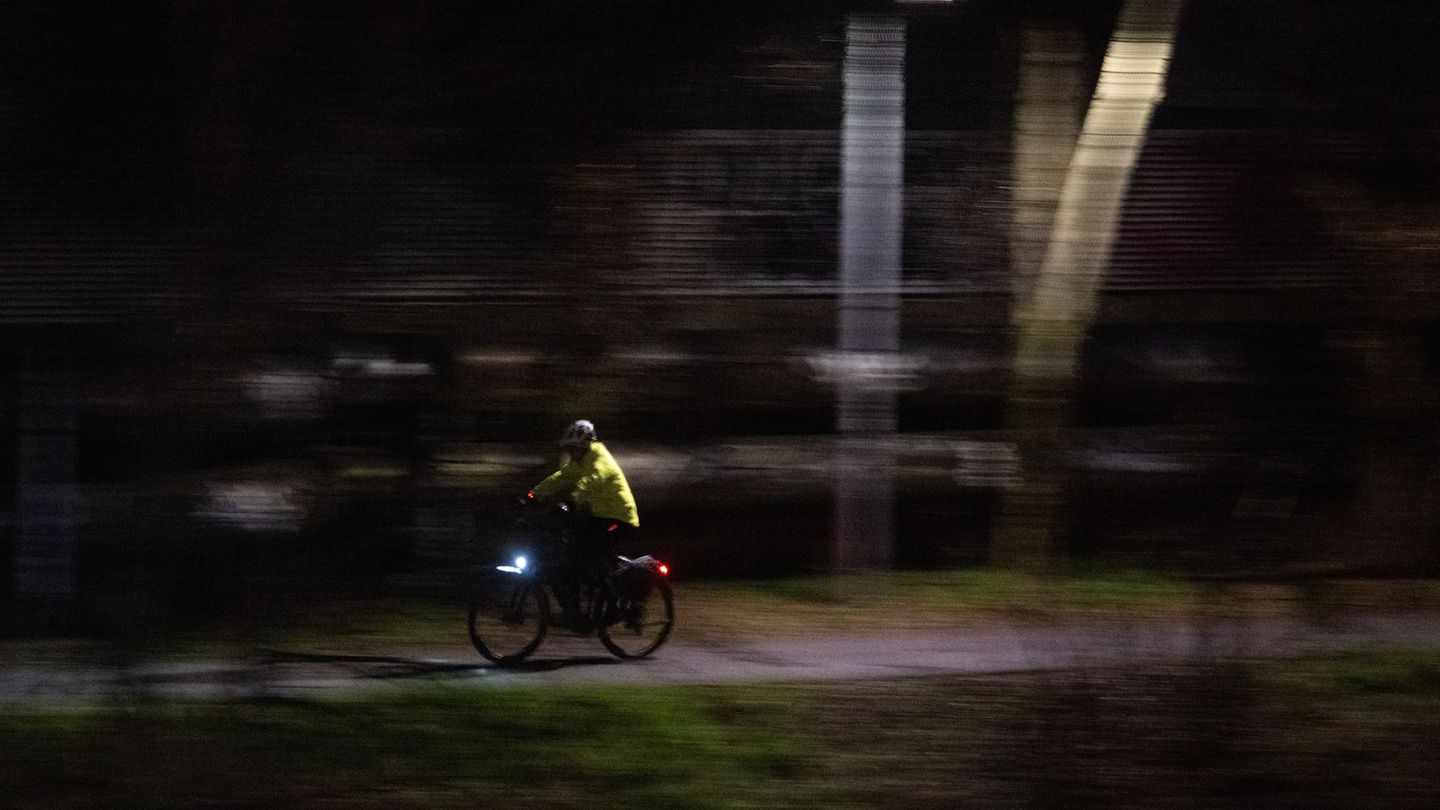 Gut sichtbare Kleidung ist für Radfahrer und Fußgänger in der Dunkelheit wichtig. (Symbolbild) Foto: Marijan Murat/dpa Gut sichtbare Kleidung ist für Radfahrer und Fußgänger in der Dunkelheit wichtig. (Symbolbild) Foto: Marijan Murat/dpa