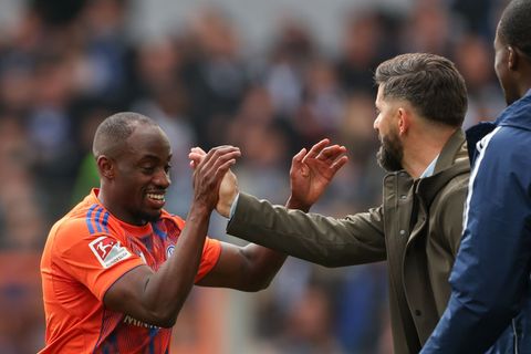 Schalke-Trainer Miron Muslic (r) muss zunächst auf Christopher Antwi-Adjei (l) verzichten. (Archivbild) Foto: Friso Gentsch/dpa