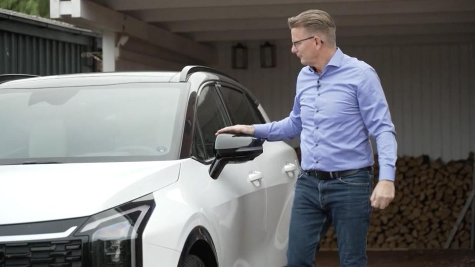 KFZ-Versicherungen werden teurer – aber so lässt sich sparen Mann begutachtet sein Auto vor einer Garage