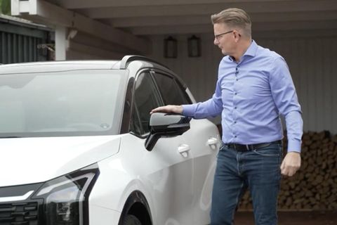 KFZ-Versicherungen werden teurer – aber so lässt sich sparen Mann begutachtet sein Auto vor einer Garage