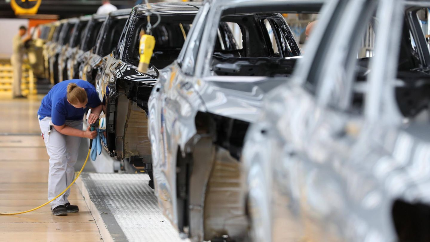 Volkswagen stops Golf production due to chip shortage