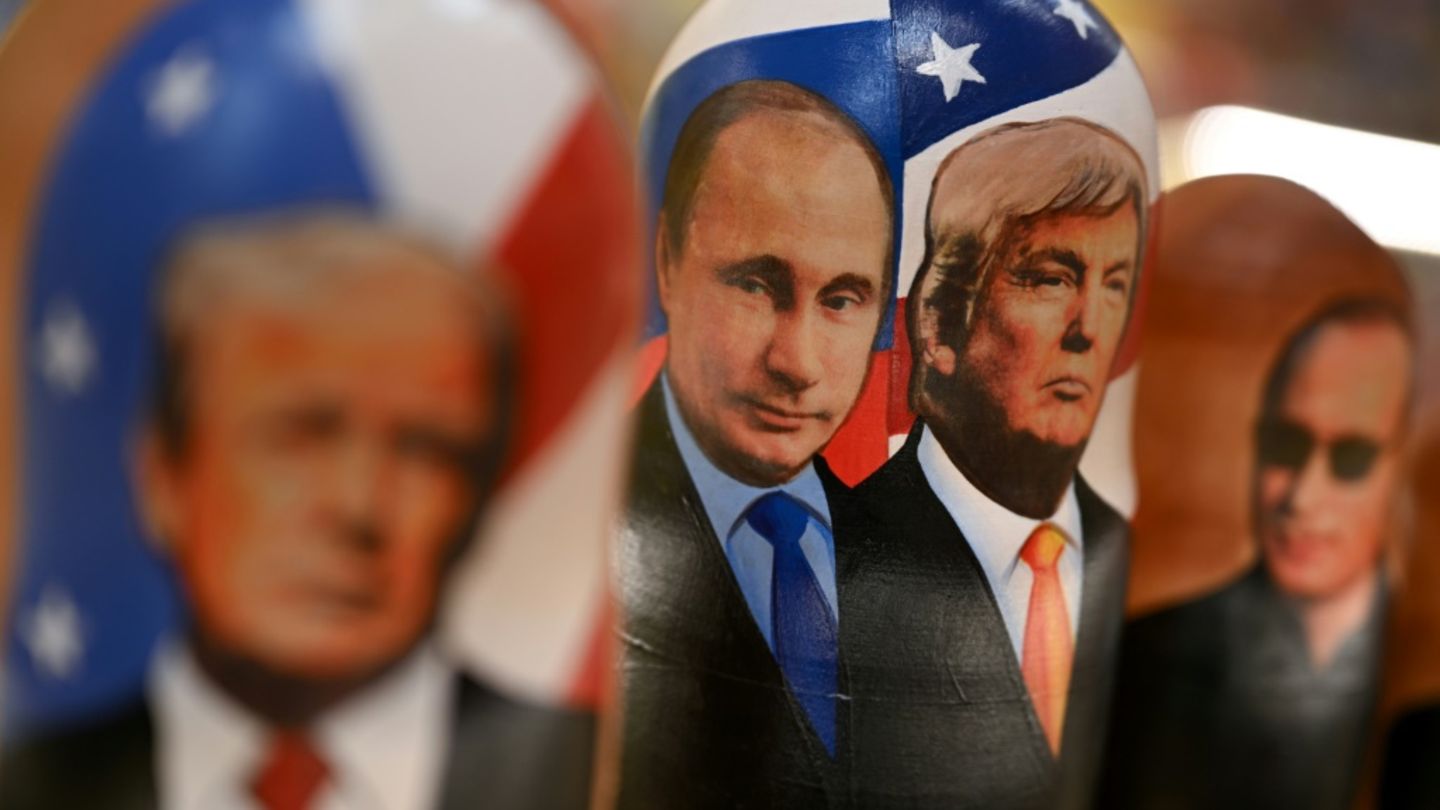 Abbilder von Putin und Trump auf russischer Holzpuppe