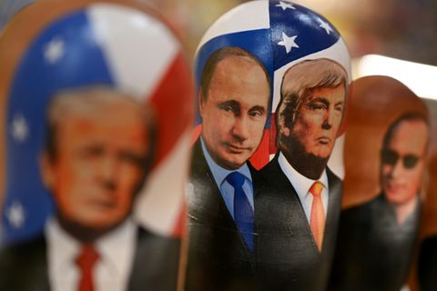 Abbilder von Putin und Trump auf russischer Holzpuppe