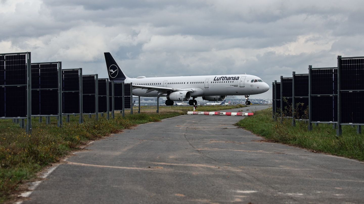 Der Frankfurter Flughafen gewinnt Solarstrom an der Startbahn West. Foto: Hannes P. Albert/dpa