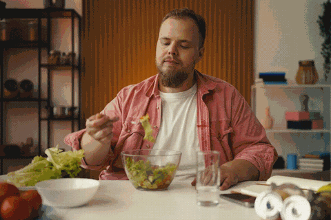 Mann isst Salat (Symbolbild Diabetes)
