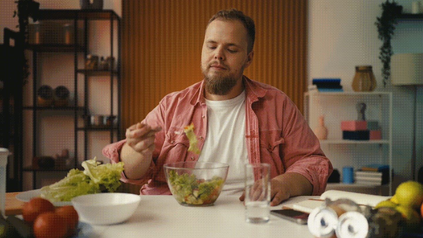 Mann isst Salat (Symbolbild Diabetes) Mann isst Salat (Symbolbild Diabetes)