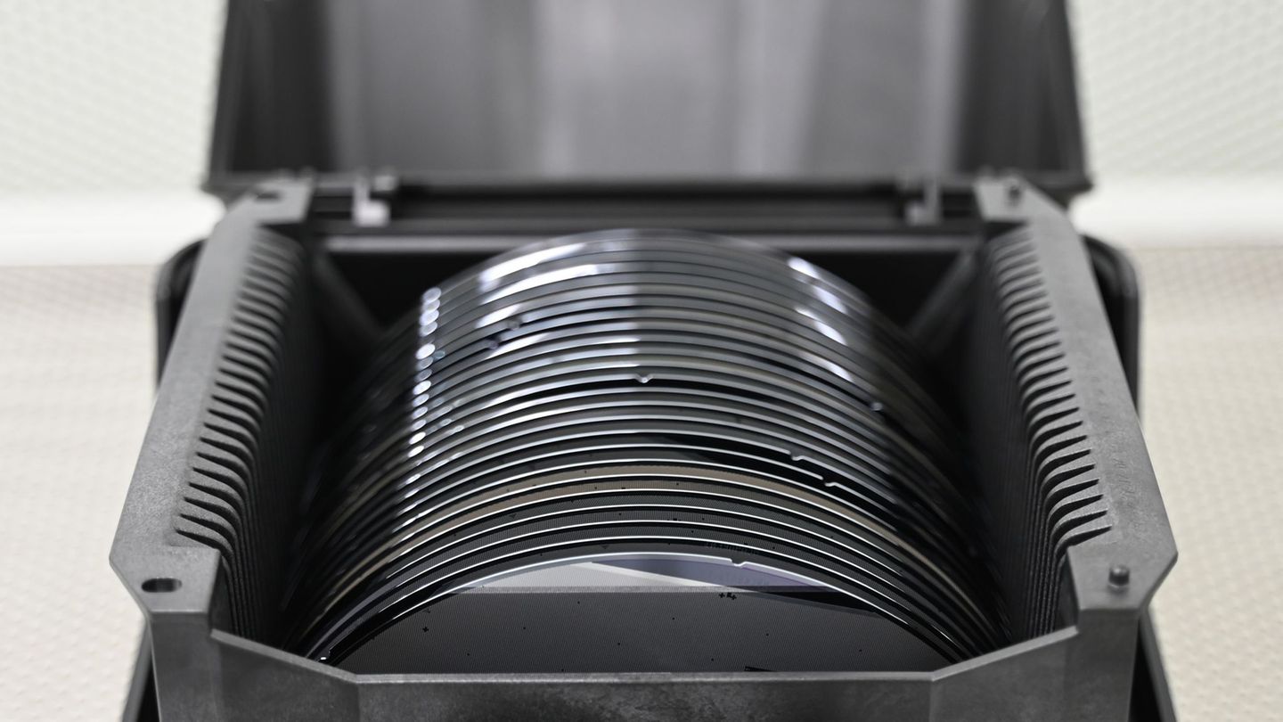 Zwischenprodukte der Halbleiterproduktion, sogenannte Wafer, liegen in einer Box. (Archivbild) Foto: David Hammersen/dpa